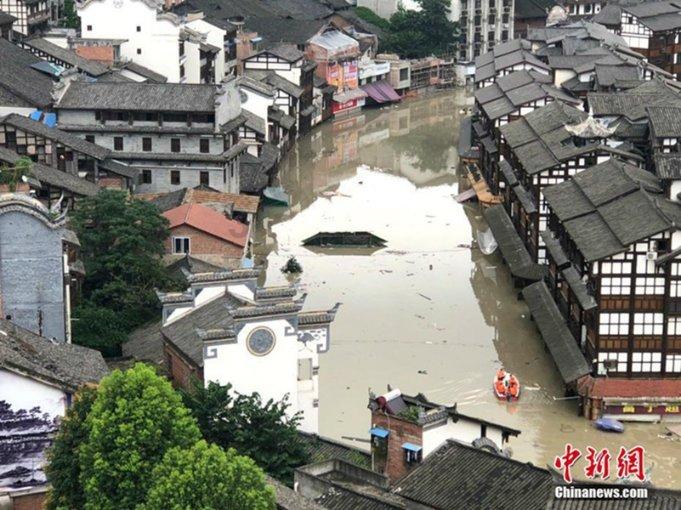 迷路的可爱女宝宝